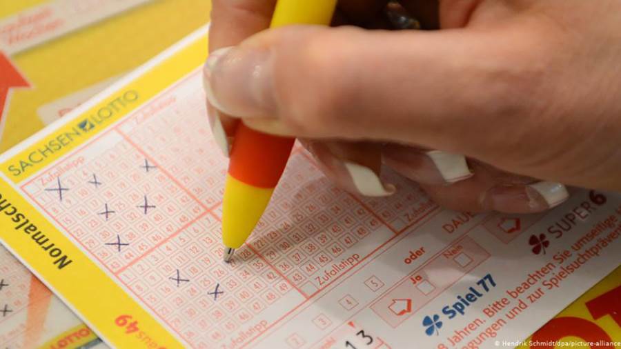 شابة بريطانية وصديقها يفوزان بـ 200 مليون يورو ويحرمان منها 