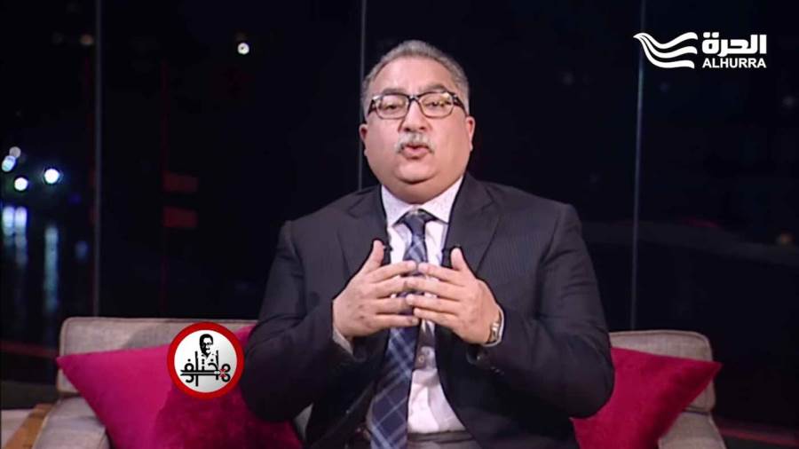 انهيار الديكور على الإعلامي إبراهيم عيسى وضيف برنامجه انهيار الديكور على الإعلامي إبراهيم عيسى وضيف برنامجه