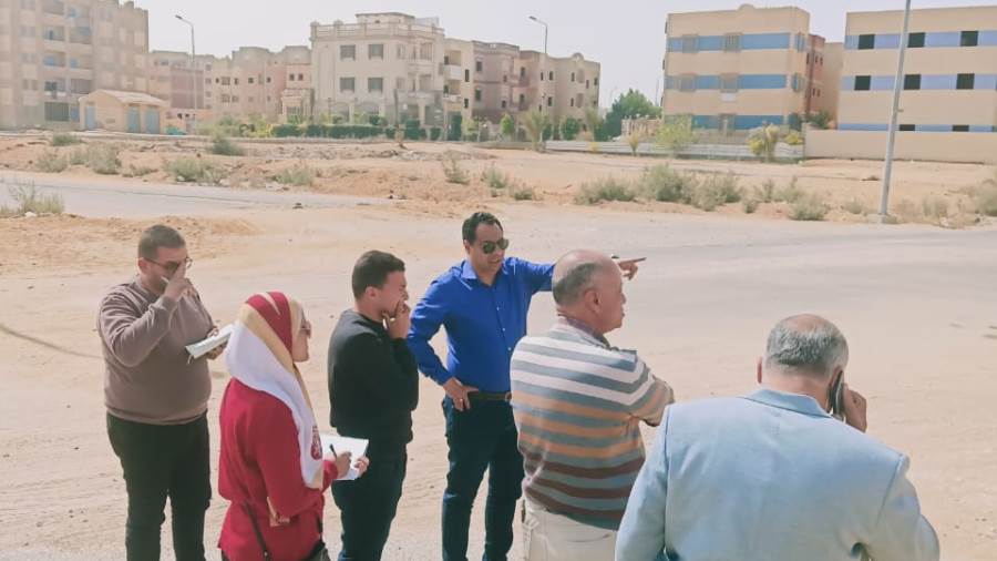 مسئولو جهاز حدائق أكتوبر يتابعون سير العمل بمنطقتي ابني بينك