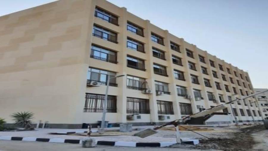 وزير التعليم العالي يستعرض تقريرا ميدانيا حول مشروعات جامعة 
