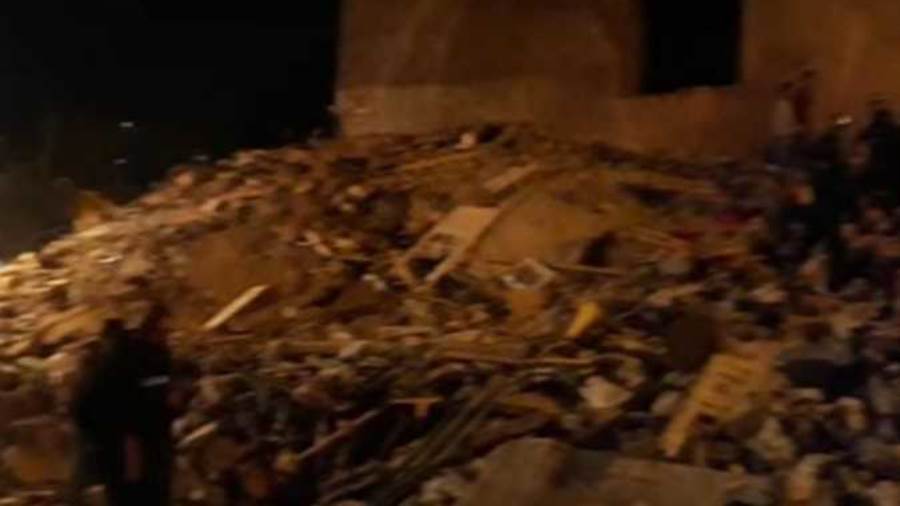 فرض كردونا أمنيا حول موقع إنهيار عقار منطقة عين شمس