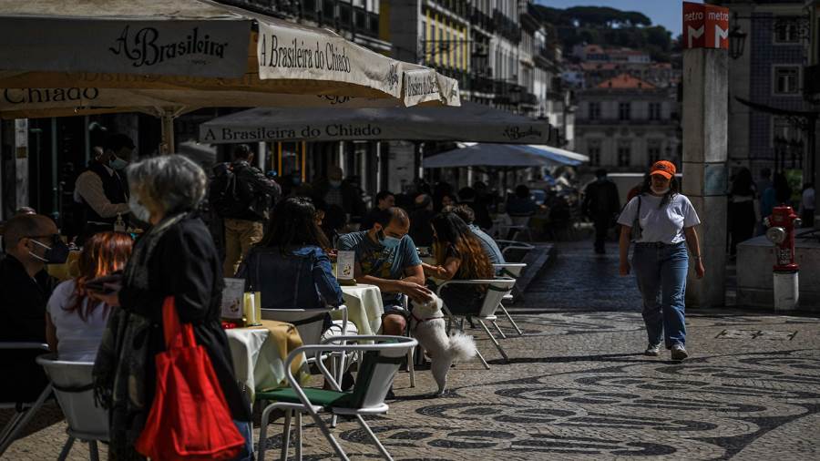 عواصم ومدن أوروبية تعيد فتح محلاتها بعد أشهر من الإغلاق