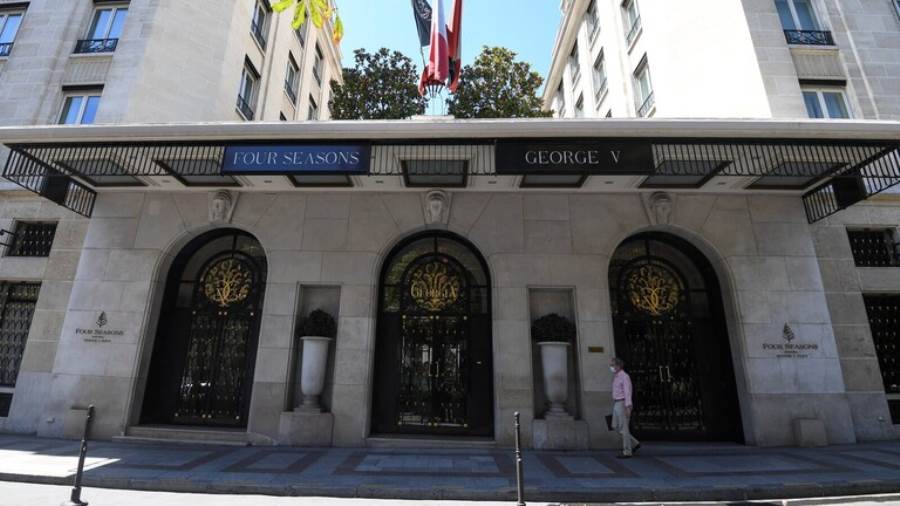 سرقة مجوهرات بقيمة 100 ألف يورو بهجوم مسلحين على فندق فاخر ف