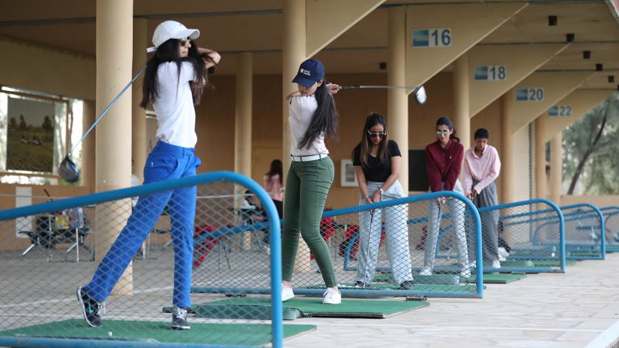 السعودية تمنح النساء فرصة ممارسة الجولف
