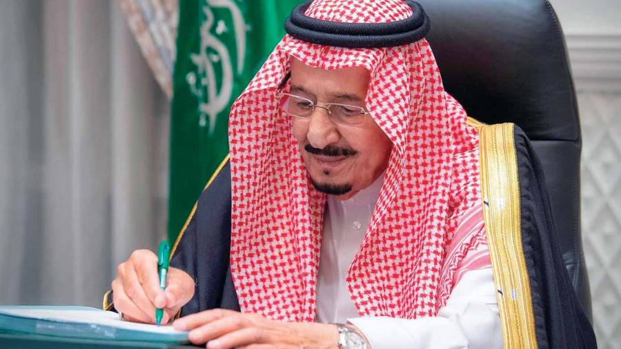 العاهل السعودي: نقف مع كل ما يخدم أمن العالم واستتباب السلم