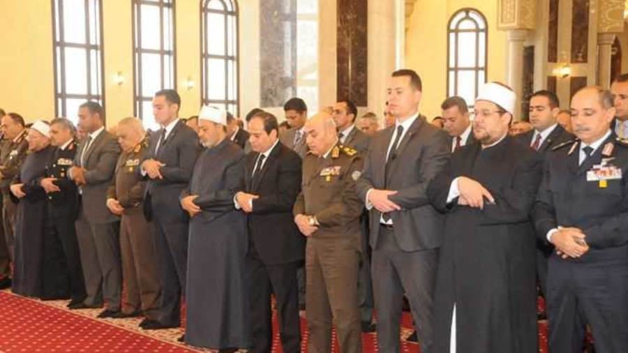 السيسى يؤدى صلاة عيد الفطر المبارك بمسجد الماسية بالعالمين ا