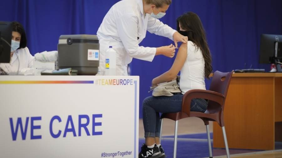 العالم يجتاز 1.3 مليار جرعة لقاح وأمريكا تدشن مرحلة جديدة من