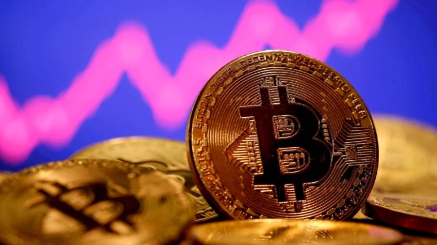 بتكوينتهبط 8 % وتسجل أسوأ أداء شهري
