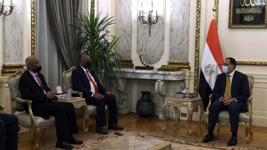 رئيس الوزراء يشهد توقيع مذكرة تفاهم بين وزارتي الاتصالات في 