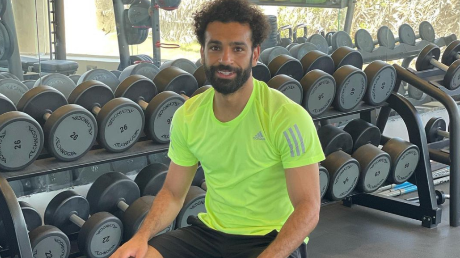 محمد صلاح يواصل تدريباته داخل صالة الجيمرغم العطلة الصيفية