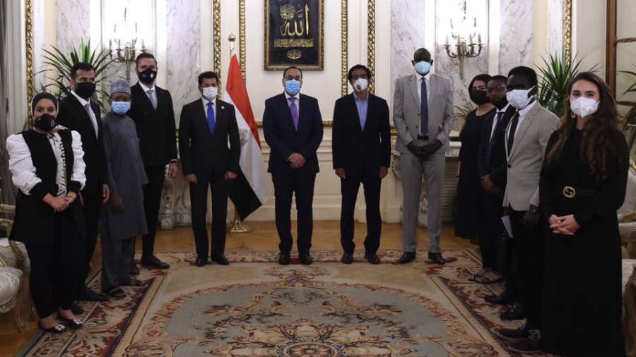 رئيس الوزراء يستقبل شباب مشارك في منحة ناصر للقيادة الدولية