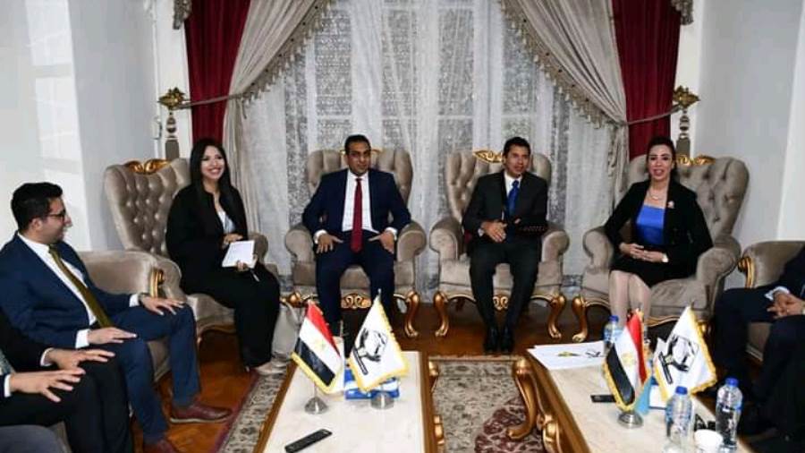 وزير الرياضة يناقش مشروع قانون نقل وملكية واستبدال الأراضي ل