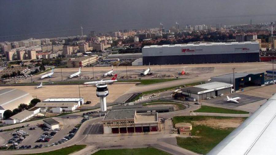 إلغاء أكثر من 200 رحلة جوية فيالبرتغالبعد إضراب عمال المطارا إلغاء أكثر من 200 رحلة جوية فيالبرتغالبعد إضراب عمال المطارا