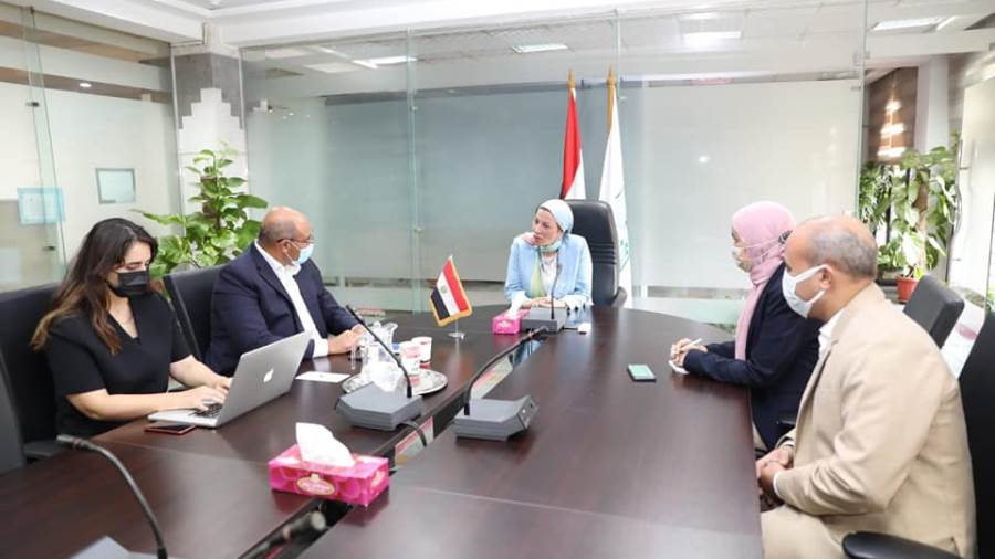 وزيرة البيئة: التنسيق مع بطل مصر فى التجديف لتنظيف نهر النيل