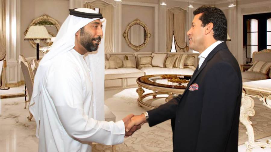 الجنيبي يصافح وزير الشباب المصري الجنيبي يصافح وزير الشباب المصري