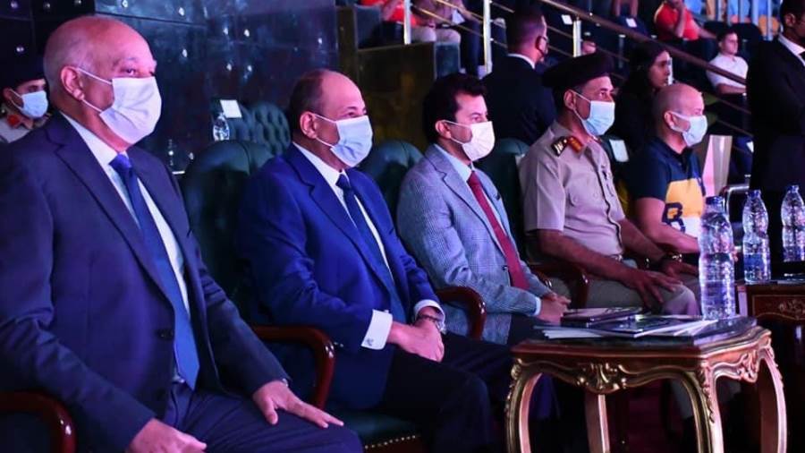 وزير الرياضة وقائد القوات الجوية في المقصورة