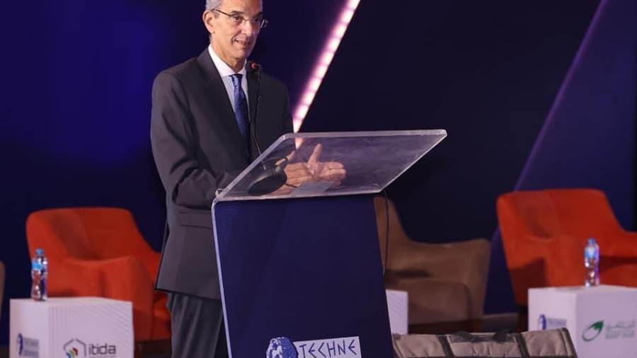 الدكتور عمرو طلعت