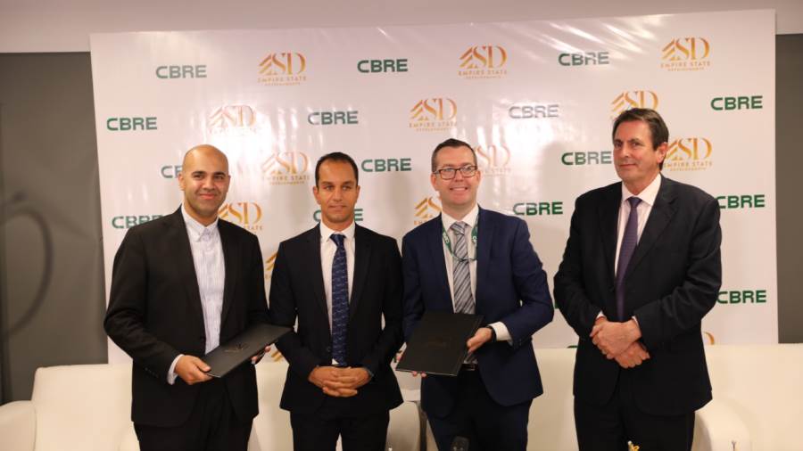 جانب من التوقيع