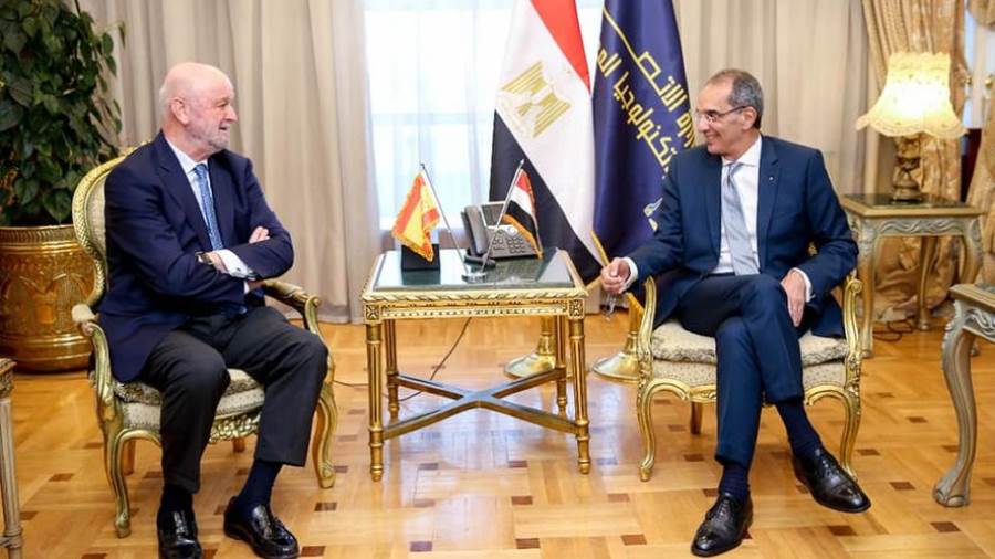 عمرو طلعب وزير الاتصالات