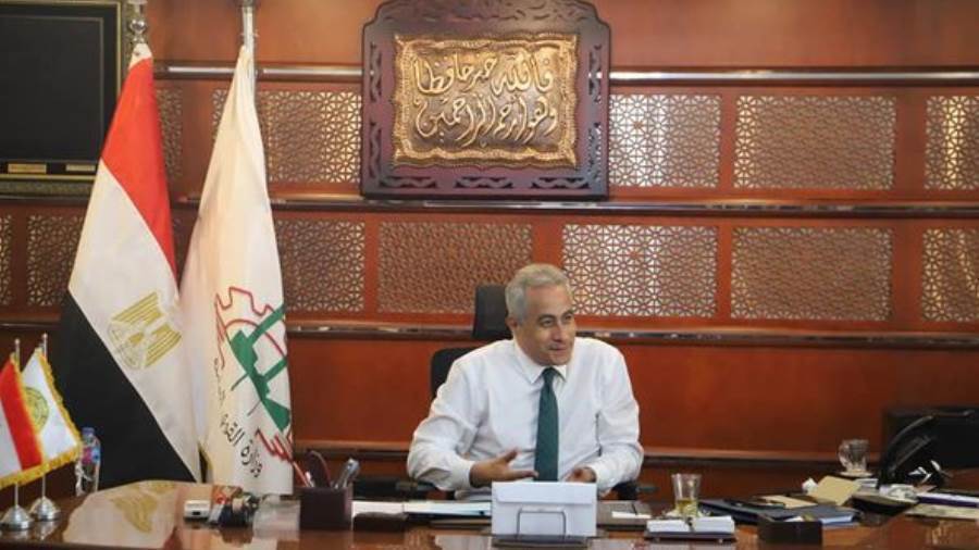 وزير القوى العاملة حسن شحاتة