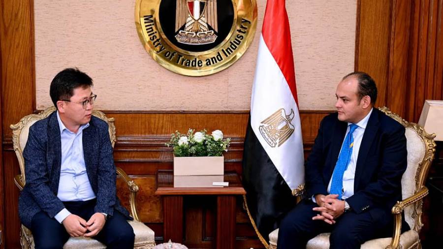 المهندس أحمد سمير وزير التجارة مع تشونكي كوان رئيس مجلس إدار
