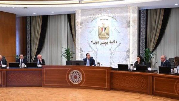 رئيس الوزراء يستعرض جهود جذب الاستثمارات المحلية والأجنبية لقطاع الطاقة رئيس الوزراء يستعرض جهود جذب الاستثمارات المحلية والأجنبية لقطاع الطاقة