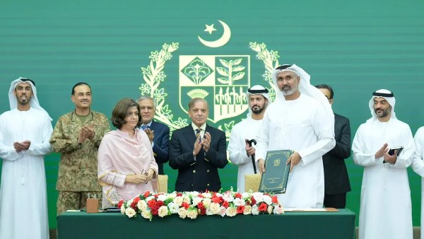 العالمية القابضة الإماراتية تستحوذ على حصة الأغلبية في بنك "فيرست وومن بنك" الباكستاني العالمية القابضة الإماراتية تستحوذ على حصة الأغلبية في بنك "فيرست وومن بنك" الباكستاني