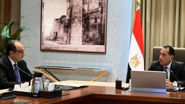 رئيس الوزراء يستعرض الفرص الاستثمارية المتوافرة في قطاع السياحة والتشييد رئيس الوزراء يستعرض الفرص الاستثمارية المتوافرة في قطاع السياحة والتشييد