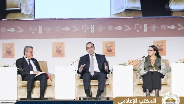 محمود فوزي: نحن أمام تحديين أصعب من بعضها بخصوص فتح الحدود لحركة التجارة والأموال محمود فوزي: نحن أمام تحديين أصعب من بعضها بخصوص فتح الحدود لحركة التجارة والأموال