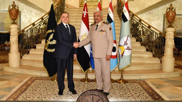 وزير الدفاع يستقبل اللواء محمود توفيق وزير الدفاع يستقبل اللواء محمود توفيق