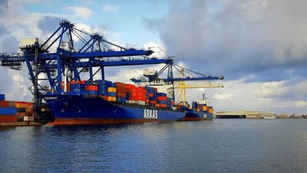 رصيف لتداول الحاويات