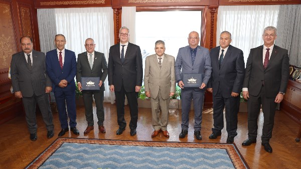 قناة السويس ووزارة البترول تسعيان لتدشين محطة تموين وإسالة الغاز 