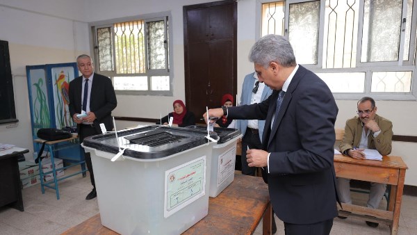 وزير السياحة والآثار يُدلي بصوته في انتخابات مجلس النواب