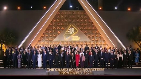 شاهد.. الرئيس السيسي يلتقط صورة تذكارية مع ضيوف افتتاح المتحف الكبير