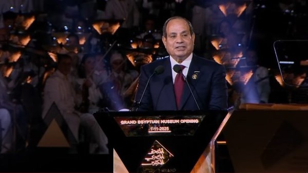 وجه لهم الشكر أمام العالم.. الرئيس المصري يشيد بجهود العاملين في المتحف الكبير