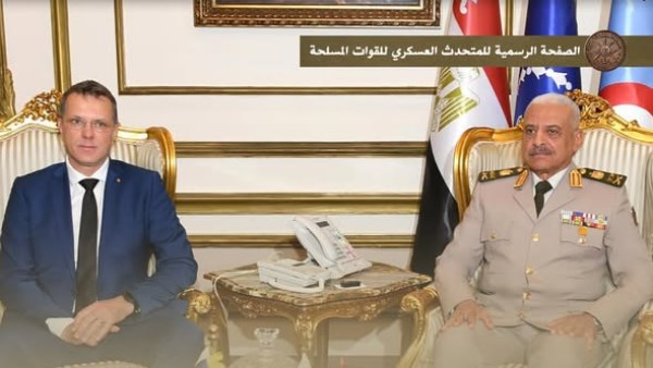 الفريق أول عبد المجيد صقر القائد العام للقوات المسلحة وزير الدفاع والإنتاج الحربى يلتقى وزير الدفاع الرومانى