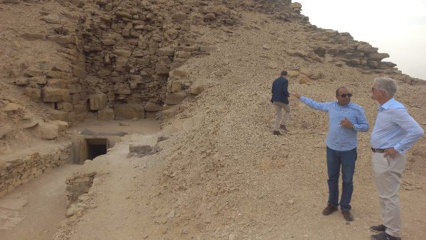 ملك بلجيكا يجري جولة خاصة بسقارة وأبو صير بعد افتتاح المتحف المصري الكبير