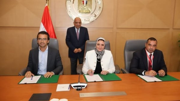 وزير الكهرباء يشهد مراسم توقيع الاتفاقيات المكملة لتنفيذ مشروعين من الطاقة الشمسية