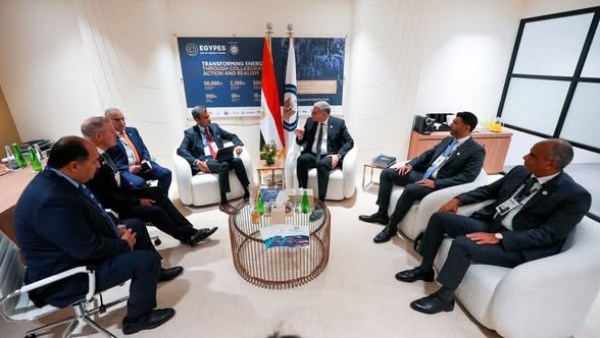 وزير البترول يستعرض عدة مشروعات مع رؤساء شركات عالمية على هامش “أديبك 2025” بأبوظبي