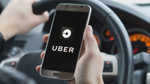 أوبر تحقق نمواً قوياً في أرباح الربع الثالث بدعم ارتفاع الطلب على التنقل والتوصيل