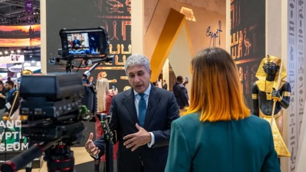 الوزير يستعرض فرص الاستثمار السياحي في مصر