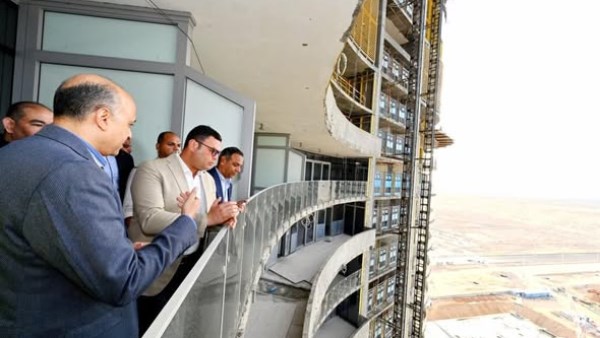 وزير الإسكان يتابع موقف تنفيذ أبراج "الداون تاون" وكوبري C19 بمدينة العلمين الجديدة