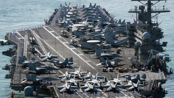 تصاعد التوتر في شبه الجزيرة الكورية بعد وصول حاملة طائرات أمريكية إلى سول