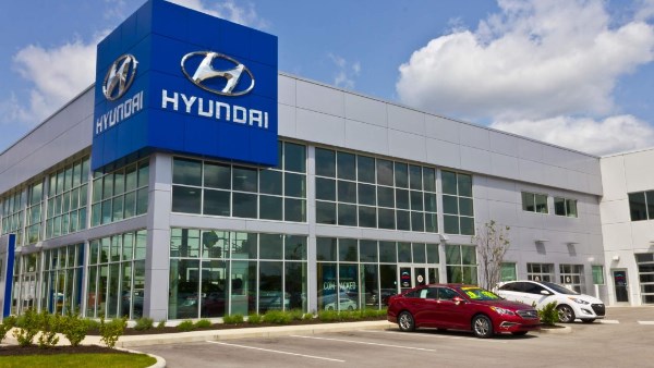 هوندا تقلص توقعات أرباحها السنوية بسبب التحديات التجارية والتكنولوجية