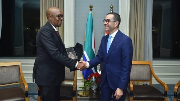 وزير الاستثمار يبحث التعاون الاقتصادي مع نظيره الجنوب الأفريقي 