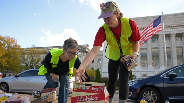 المحكمة العليا الأمريكية تمدد تعليق مدفوعات برنامج SNAP أسبوعاً