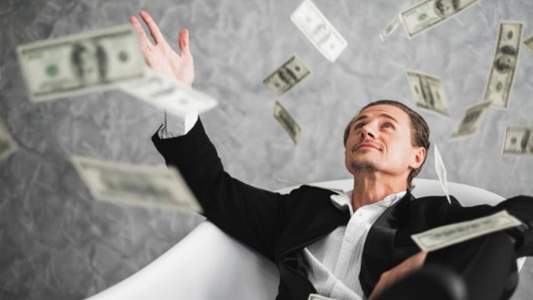 مليونير بريطاني يكشف 7 استثمارات أساسية