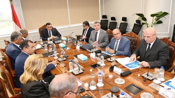 وزير الإسكان يتابع الموقف التنفيذي لمشروعات المرحلة الأولى للمبادرة الرئاسية "حياة كريمة"