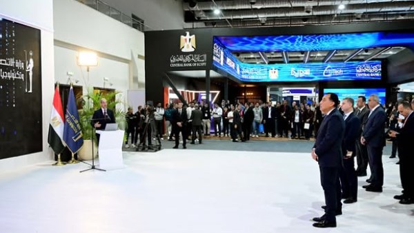 رئيس الوزراء يستمع لعرض تقديمي حول مشروعات وزارة الاتصالات وتكنولوجيا المعلومات في مجال التحول الرقمي