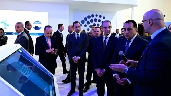 رئيس الوزراء يتفقد أحدث حلول الاتصالات والتكنولوجيا خلال جولة بمعرض Cairo ICT"